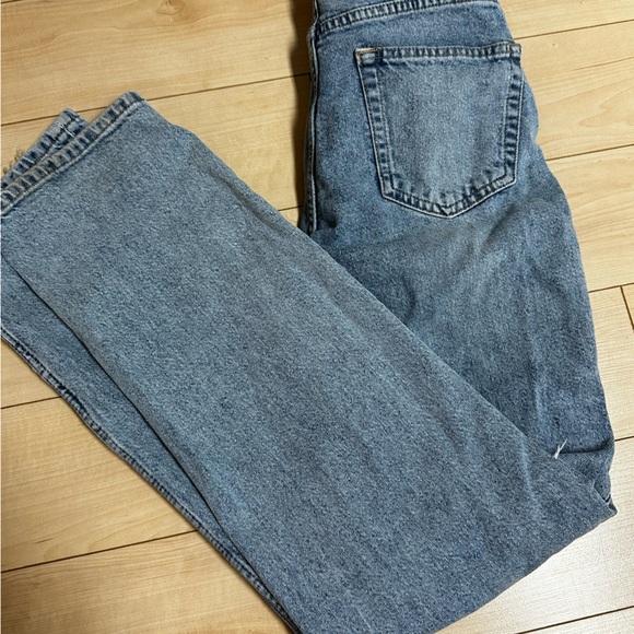 Straight leg 90s jeans. - Picture 1 of 2